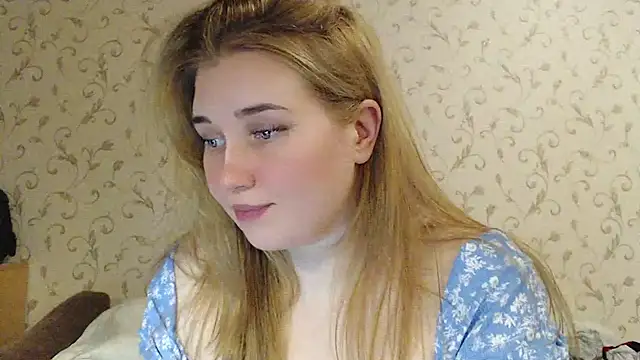 Snapshot of mmmPinUpGirl chatting on 12.17.24 mmmPinUpGirl online show from 12.17.24