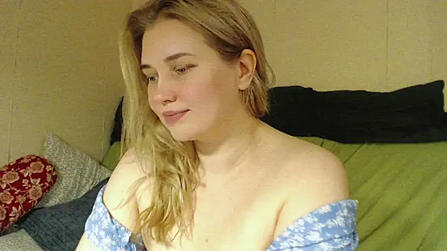 Snapshot of mmmPinUpGirl chatting on 10.11.25 mmmPinUpGirl online show from 10.11.25