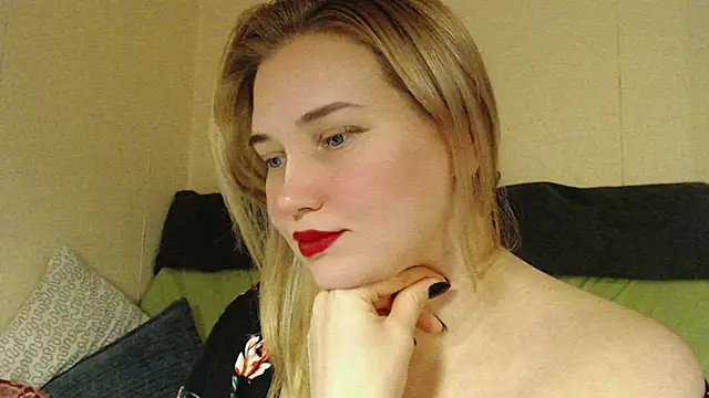Snapshot of mmmPinUpGirl chatting on 10.12.25 mmmPinUpGirl online show from 10.12.25