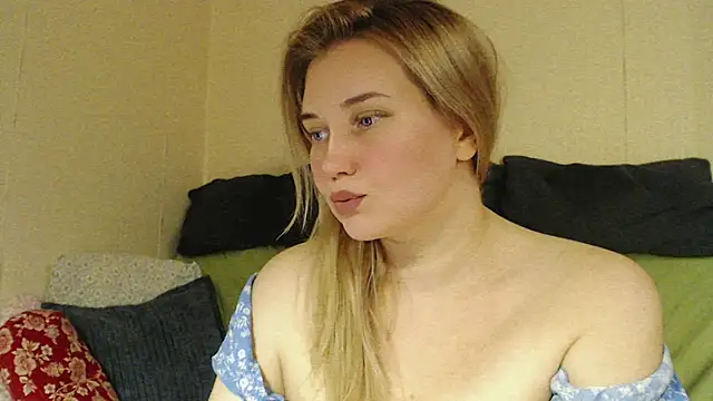 Snapshot of mmmPinUpGirl chatting on 10.17.25 mmmPinUpGirl online show from 10.17.25