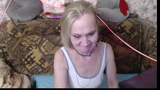 Snapshot of MissBekker chatting on 12.17.24 MissBekker online show from 12.17.24