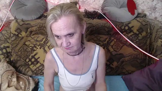 Snapshot of MissBekker chatting on 12.17.24 MissBekker online show from 12.17.24