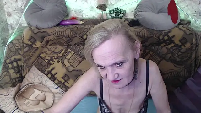 Snapshot of MissBekker chatting on 12.21.24 MissBekker online show from 12.21.24