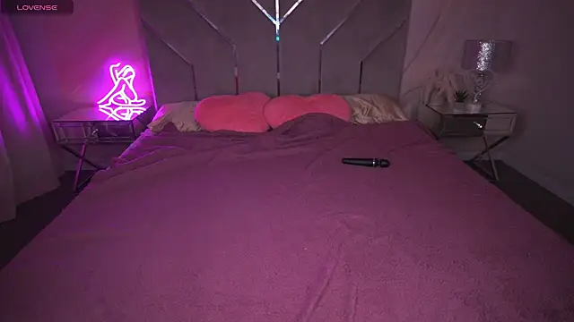 Daphne Moss online show from 03.10.25