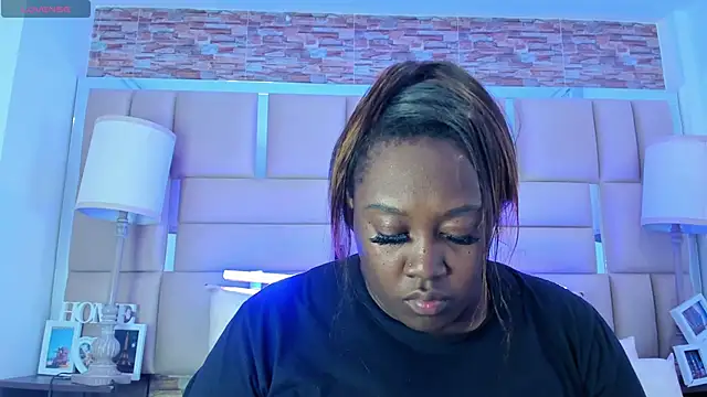 ShaniaBrownn online show from 10.14.25