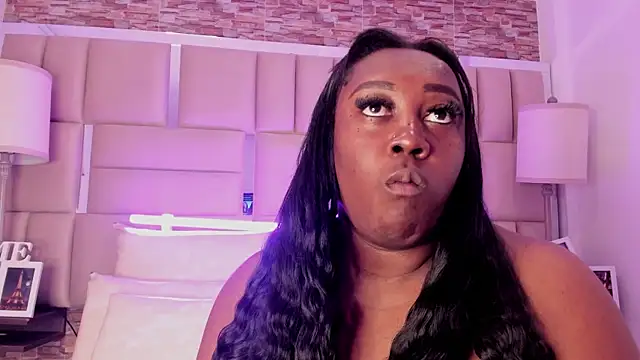 ShaniaBrownn online show from 12.17.25