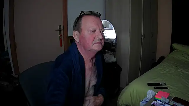 Snapshot of passifsoumis1963 chatting on 12.14.25 passifsoumis1963 online show from 12.14.25
