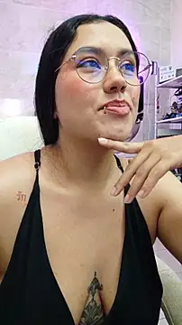 LauraRuiz1 online show from 05.04.26