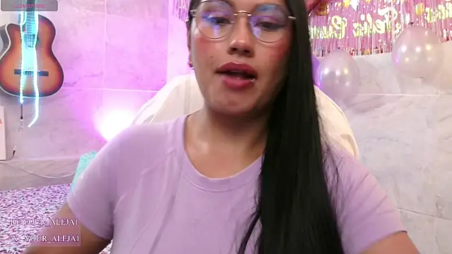 LauraRuiz1 online show from 06.15.26