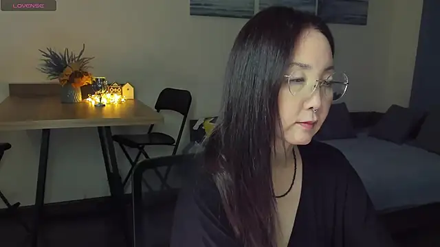 Snapshot of AvroraSakura chatting on 12.16.24 AvroraSakura online show from 12.16.24