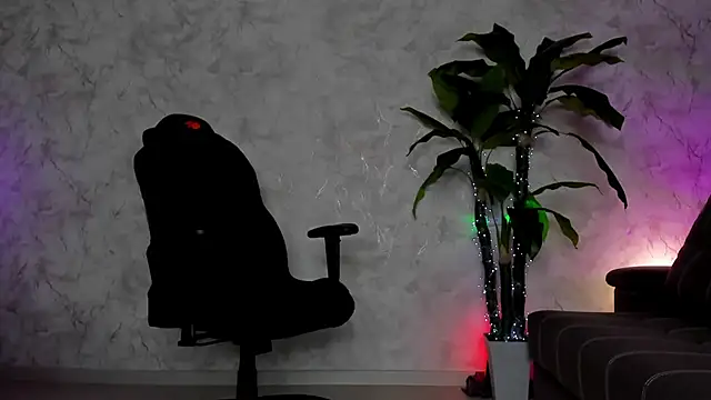 Emma7 online show from 11.24.25