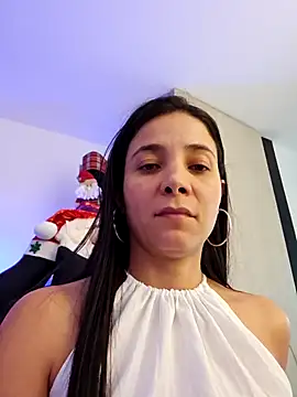 Snapshot of miaeyes chatting on 12.21.24 miaeyes online show from 12.21.24