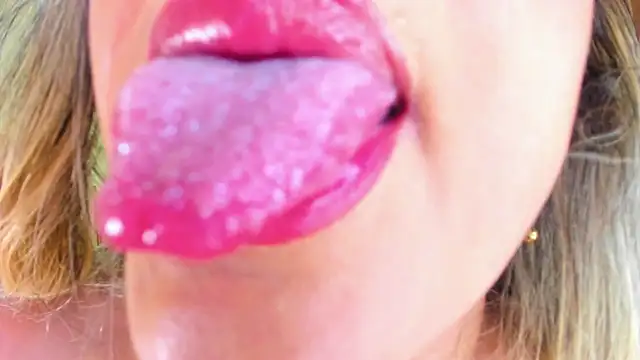 Julia Haye online show from 01.05.25