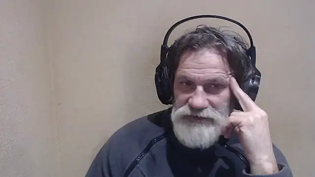 Snapshot of AlexNudo chatting on 01.18.25 AlexNudo online show from 01.18.25