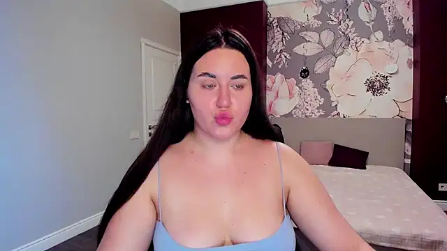 Roxie Bradley online show from 12.04.25