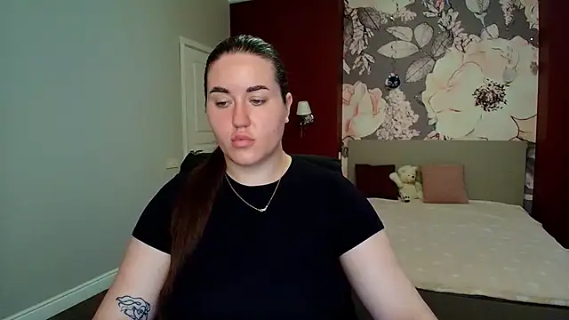 Snapshot of Roxie_Bradley chatting on 07.22.26 Roxie Bradley online show from 07.22.26