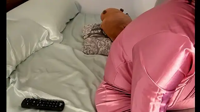 Snapshot of _yisela_ chatting on 01.01.25 yisela online show from 01.01.25