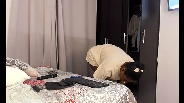 Snapshot of _yisela_ chatting on 02.05.25 yisela online show from 02.05.25