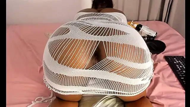 Snapshot of _yisela_ chatting on 03.07.25 yisela online show from 03.07.25