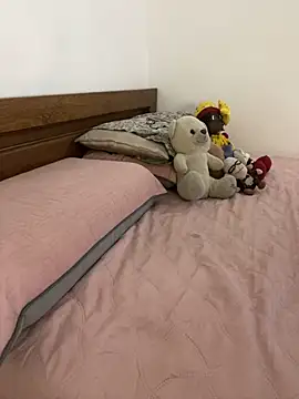 Snapshot of _yisela_ chatting on 03.18.25 yisela online show from 03.18.25