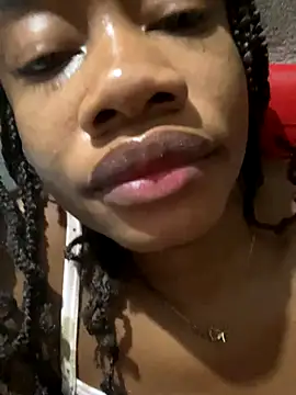 Snapshot of _yisela_ chatting on 10.01.25 yisela online show from 10.01.25