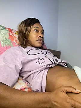 Snapshot of _yisela_ chatting on 10.12.25 yisela online show from 10.12.25