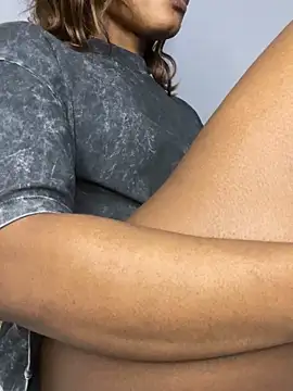 Snapshot of _yisela_ chatting on 10.17.25 yisela online show from 10.17.25