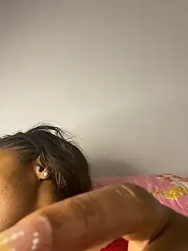 Snapshot of _yisela_ chatting on 10.18.25 yisela online show from 10.18.25