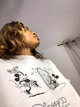 Snapshot of _yisela_ chatting on 10.19.25 yisela online show from 10.19.25