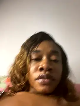 Snapshot of _yisela_ chatting on 10.22.25 yisela online show from 10.22.25