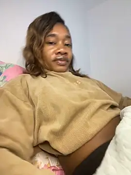 Snapshot of _yisela_ chatting on 10.22.25 yisela online show from 10.22.25