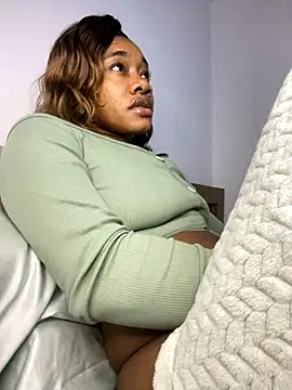 Snapshot of _yisela_ chatting on 11.15.25 yisela online show from 11.15.25