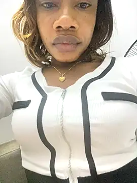 Snapshot of _yisela_ chatting on 12.05.25 yisela online show from 12.05.25