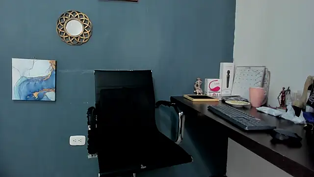 nia  white online show from 12.19.24