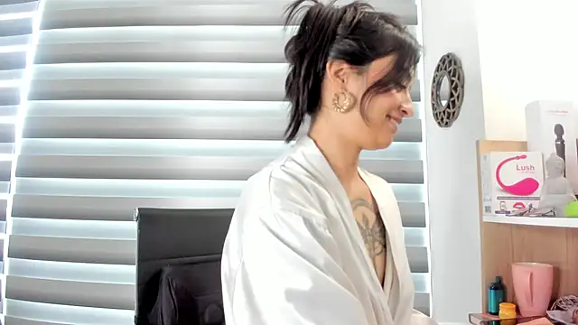 nia  white online show from 03.11.25