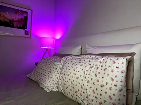 Snapshot of _sloane chatting on 12.17.25 sloane online show from 12.17.25