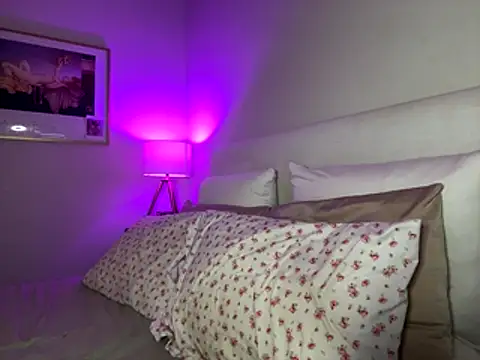 Snapshot of _sloane chatting on 12.18.25 sloane online show from 12.18.25