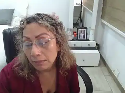 Snapshot of jesy_hot chatting on 03.21.25 jesy hot online show from 03.21.25