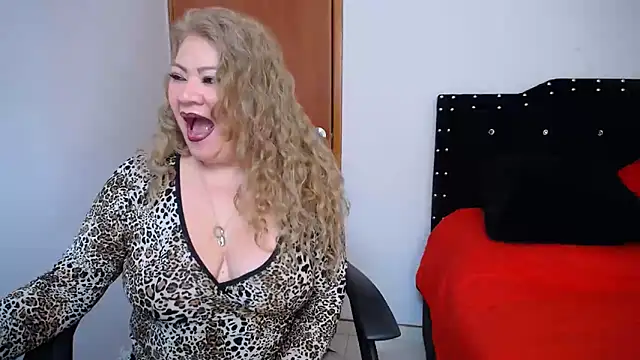 Snapshot of Ursulawhite69 chatting on 01.28.25 Ursulawhite69 online show from 01.28.25