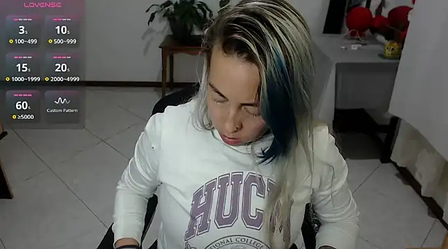 Snapshot of charlottezoe15 chatting on 03.23.25 charlottezoe15 online show from 03.23.25
