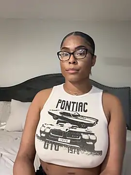 Snapshot of CandyLuxxxx chatting on 03.19.25 CandyLuxxxx online show from 03.19.25