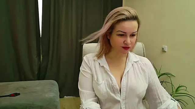 Snapshot of MishaMILF chatting on 02.06.25 MishaMILF online show from 02.06.25