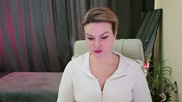 Snapshot of MishaMILF chatting on 02.25.25 MishaMILF online show from 02.25.25