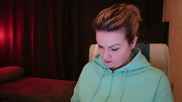 Snapshot of MishaMILF chatting on 03.13.25 MishaMILF online show from 03.13.25