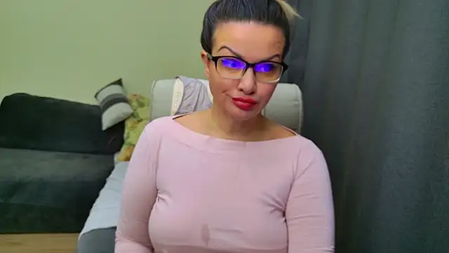 Snapshot of MishaMILF chatting on 12.19.25 MishaMILF online show from 12.19.25