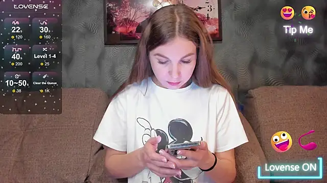 CassieMils online show from 11.26.25