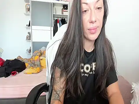 Snapshot of MeliEva chatting on 10.20.25 MeliEva online show from 10.20.25