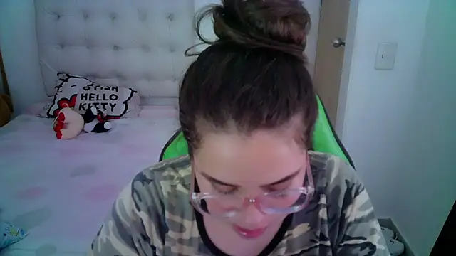 Snapshot of _alicia_z chatting on 12.05.24 alicia z online show from 12.05.24