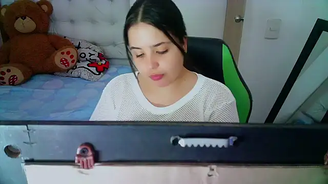 Snapshot of _alicia_z chatting on 12.19.24 alicia z online show from 12.19.24