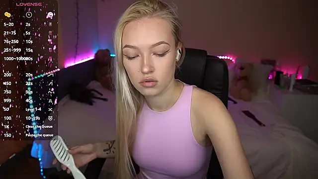 Snapshot of AmandaFiree chatting on 10.11.25 AmandaFiree online show from 10.11.25